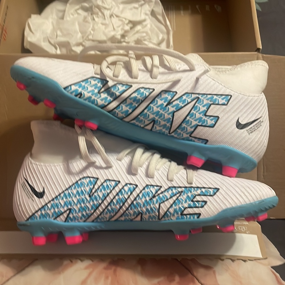 Like new Nike women’s soccer cleats size 7.5